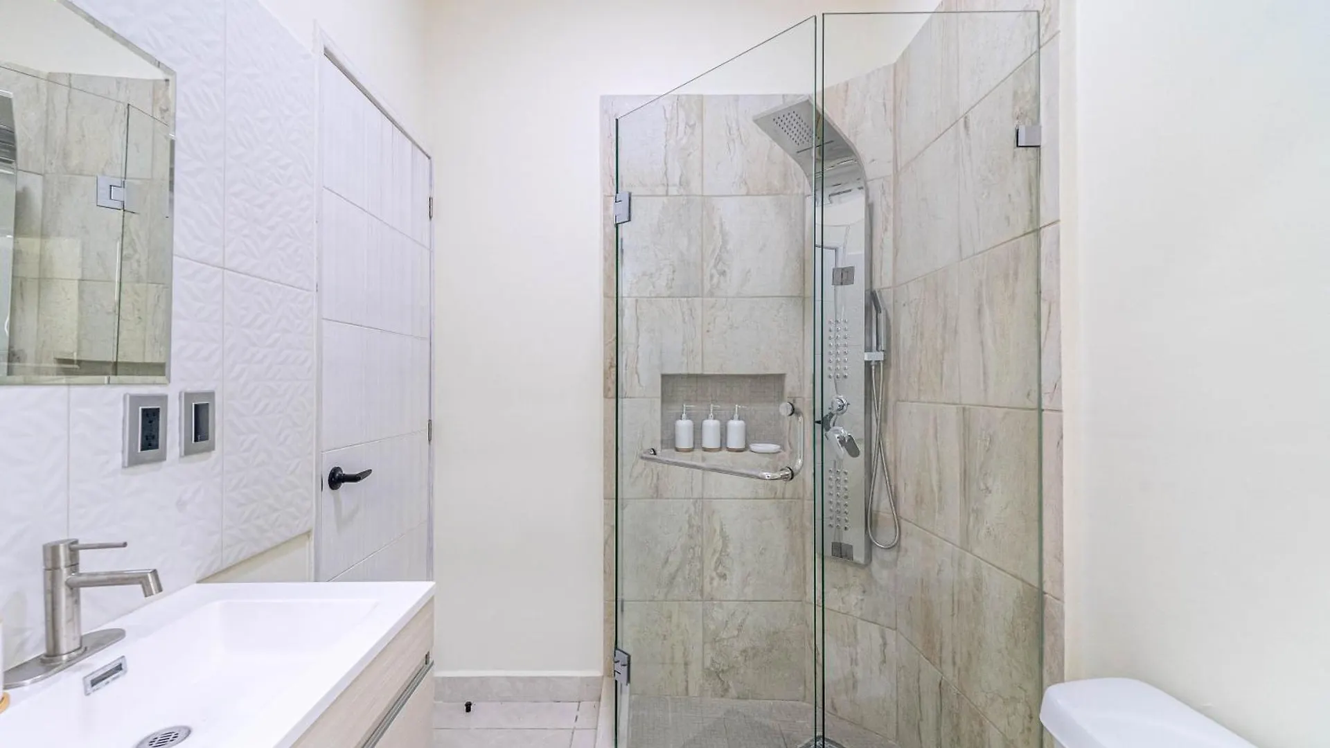 2 Bd Suite With Balcony, Gym, Rooftop Pool, Hot Tub Playa del Carmen Holiday home